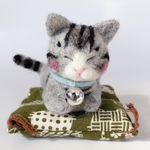 香箱座り猫🐱サバトラ猫(座布団付き) 羊毛フェルト