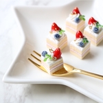 NEW フェイクな苺のショートケーキのバッグチャーム