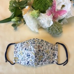 ✴︎かわいいリバティ夏マスク☆キッズSサイズ（3歳〜6歳）✴︎柄名…メドウテイルズ　ネイビーmix✴︎新発売✴︎Beewitched ✴︎送料無料✴︎