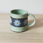 青いお花のマグカップ