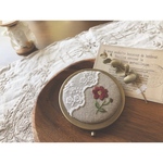 手刺繍＊お花の刺繍コンパクトミラー/優しい色合い/プレゼントにも＊　刺繍　コンパクトミラー　/手鏡/鏡/かがみ/hysdoll/Hy's Doll