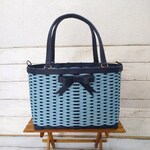 【在庫処分1点限り】ダブルリボンのクラフトかごバッグ（Ｍ）空色＆紺色