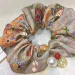 和柄シュシュ 着物生地　グレー　花柄　チャーム付き