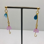 雨粒と傘のピアス(ピンク)