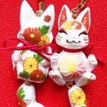 【菊】和菓子を抱えた狐ストラップ