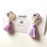 白いお花のクリアラウンド＋もふもふすみれ色タッセルイヤリング／ピアス