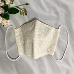 エアリー感のある夏用の立体マスク（生成り・花柄）