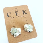本物の花⭐︎ガラスストーン×ホワイトパール×ライトブルースターフラワー⭐︎お花ピアスお花イヤリング