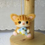 羊毛フェルト　茶トラ猫ちゃんとペンギンさん　ストラップ　猫