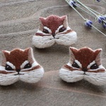 りすさんの微笑み　刺繍ブローチ