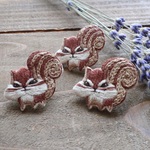 りすさんの微笑み全身　刺繍ブローチ