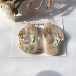 うねうね×ドライフラワー レジンピアス ヌーディベージュ ※イヤリング可 