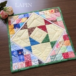 カラフルな小さいキルト　パッチワークキルト　タペストリー