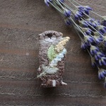 お花を貴方へ　カワウソさんとミモザのミニ刺繍ブローチ