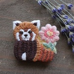 お花を貴方へ　レッサーパンダさんとピンクマーガレットの刺繍ブローチ