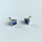 swarovskiクリスタルサファイアのスクエアチタンピアス