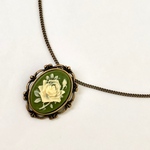 エレガントグリーン☆薔薇のカメオのネックレス   〜アンティークデザイン
