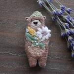 花束を貴方へ　くまさんの刺繍ブローチ