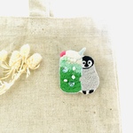 手刺繍　クリームソーダとペンギンのブローチ