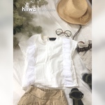 白のフリルトップス