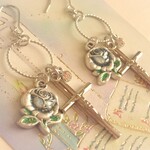 薔薇メダイとクロスのピアス