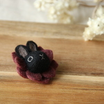 うさぎの花ブローチ（小紫）