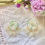 くるみボタンとチュールのイヤリング/ピアス ::ビーズ:刺繍:ビーズ刺繍:樹脂:樹脂イヤリング:樹脂ピアス:花:タッセル:フリル:チュール:大ぶり:ラッピング:プレゼント::