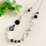 ◇ブラックとクリアーのロングネックレス