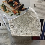 立体夏用保冷剤が入るリバーシブル布マスク 生成刺繍レース地＆洗いざらし風水色チェックにピンク芯マーガレット