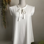 オフホワイトのノースリーブ リボン チュニック