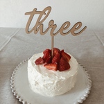 大きめ　木製ケーキトッパー　three ３才のお誕生日