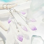 ゆらゆら、ラベンダーの夜明け色リーフのピアス・イヤリング