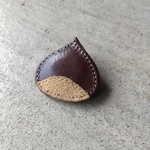 栗のブローチ