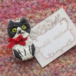 ハチワレ猫　白×グレー　刺繍ブローチ　ねこ