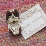 ハチワレ猫　オフホワイト×茶　刺繍ブローチ　　ねこ