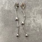 アシンメトリーロングピアス／シルバー