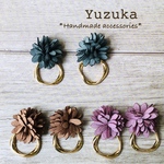 お花のカボションにゴールドリングのピアス/イヤリング