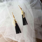 フェザータッセルピアス Black