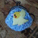 手編み コロリンリフ編みミニがま口  オカメインコ刺繍 水色