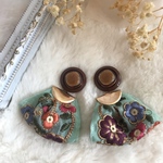 【ピアス・イヤリング】刺繍リボン×ヴィンテージボタン ♡