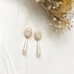 大理石風ストーンとパールのイヤリング