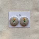 くるみボタン　アクセサリー　ピアス　イヤリング　🌼　黄色　イエロー　ゴールド　お花　刺繍