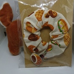 パン柄シュシュ カレーパンチャーム付き