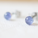 宝石質タンザナイトのスタッドピアス（4mm・サージカルステンレス）