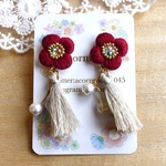 赤色のお花刺繍ピアス