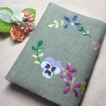 パンジーの刺繍のブックカバー