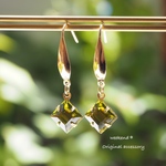 ヴィンテージスワロフスキー オリーブグリーン サージカルステンレス スクエアピアス/ Vintage Swarovski