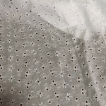 送料無料／真っ白綿レース花刺繍生地・マスク綿レース生地 巾50cm長50cm  Ｚ