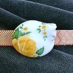 猫の帯留め　陶器  黄色のバラとスワロフスキー