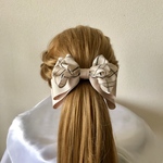 ベージュの大人可愛い大きめのヘアリボン ポニーフック柄リボン